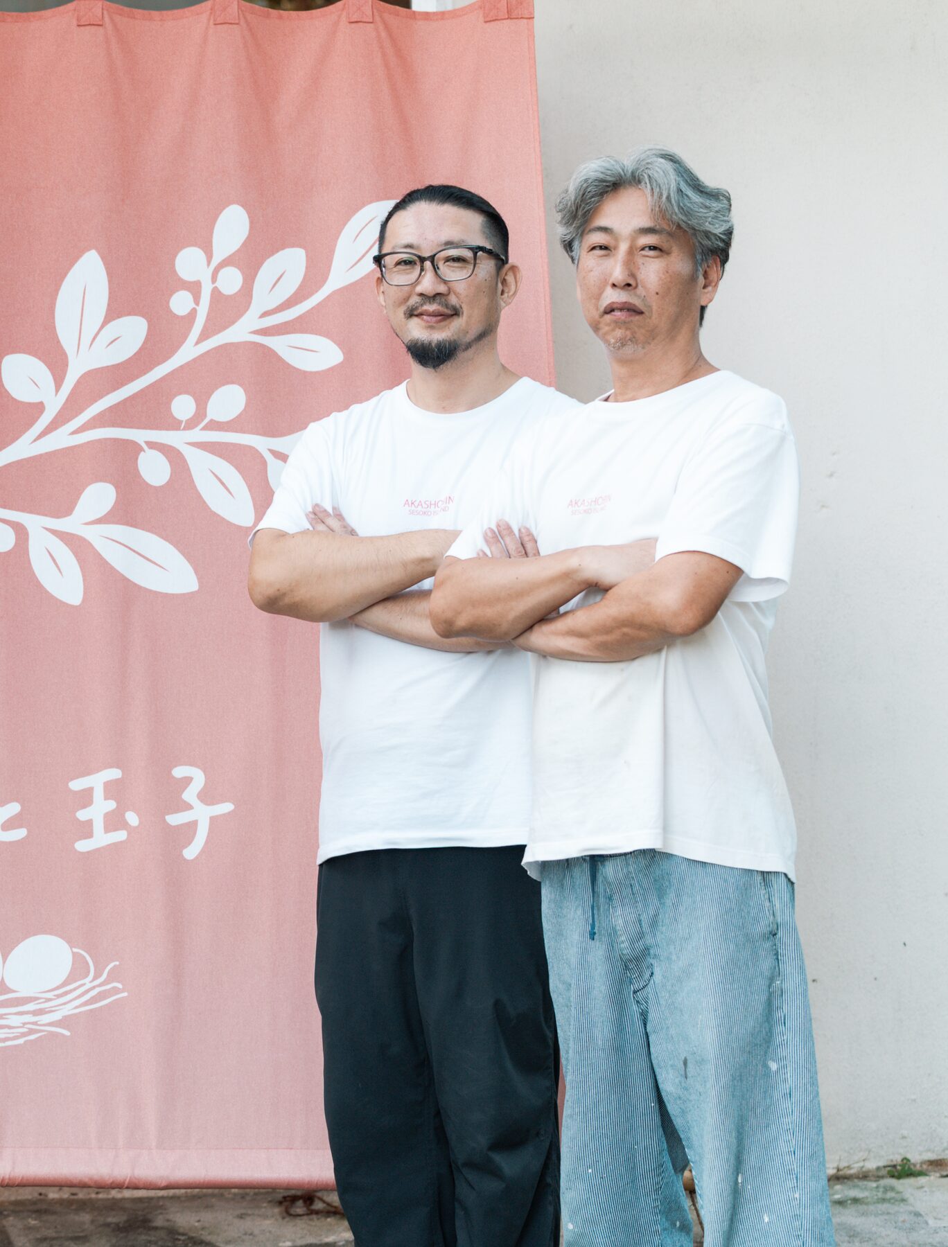 店頭の暖簾の前に立つフクギと玉子の料理人たち