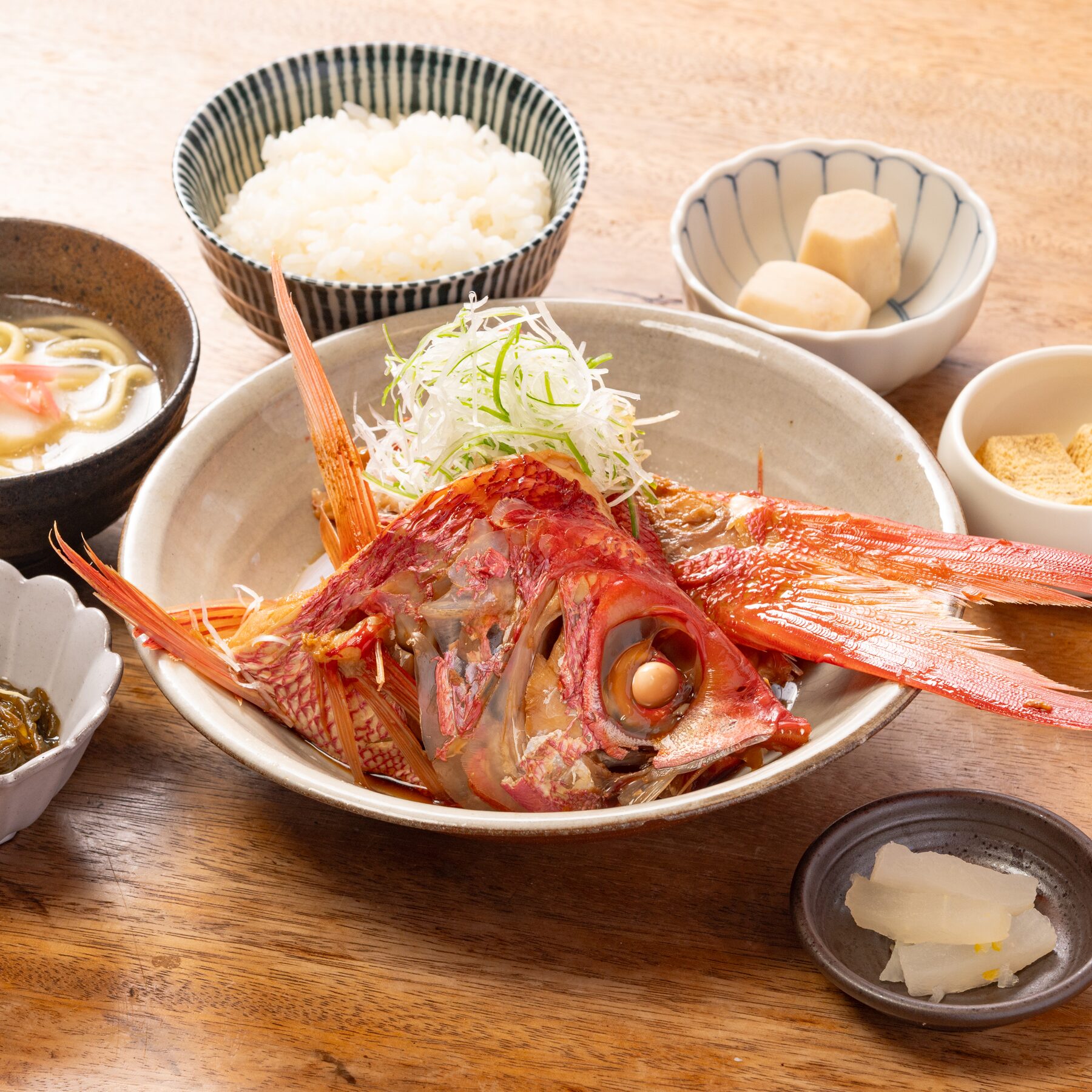 地元でとれた魚を使った煮魚御膳