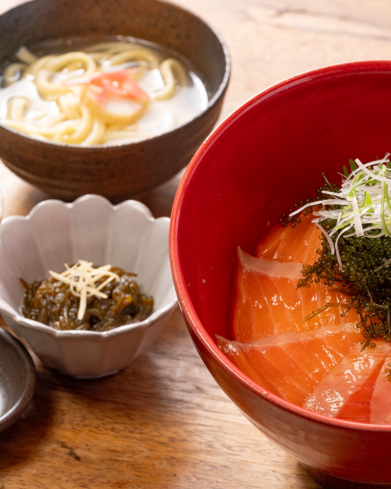 サーモンをのせた海鮮丼