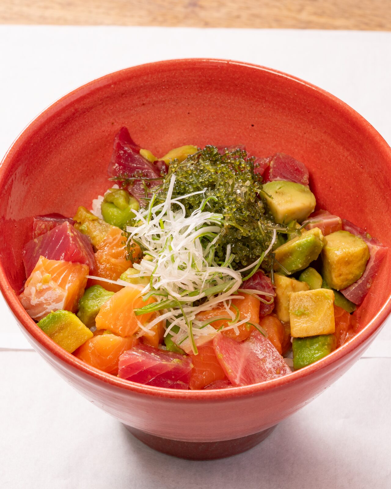まぐろをたっぷりのせたポキ丼